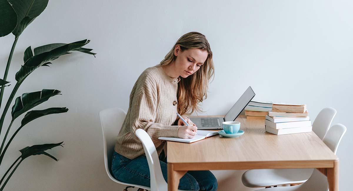 étudiant écrit une lettre de motivation pour un stage